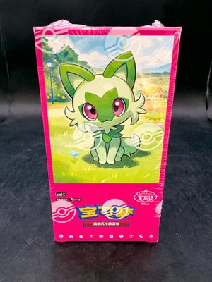 gros plan d'une boîte de cartes pokemon sur une table