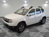 une photo d'une dacia blanche garée dans un garage