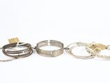 plusieurs types de bagues et de bracelets posés sur un fond blanc