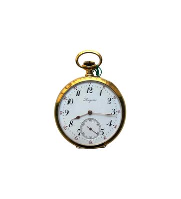 une montre de poche en or avec un cadran blanc sur fond blanc