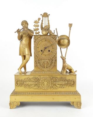 une horloge en or sur laquelle sont représentés un homme et une femme
