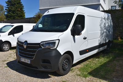 une camionnette blanche garée devant un bâtiment