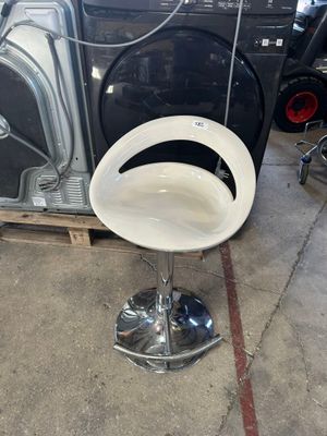une machine à laver et une chaise dans un garage