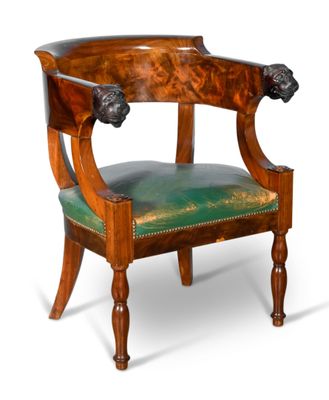 une image représentant une chaise en bois avec une assise verte et une tête de lion sur le dossier