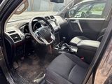l'intérieur d'une voiture avec la porte ouverte et le siège du conducteur abaissé