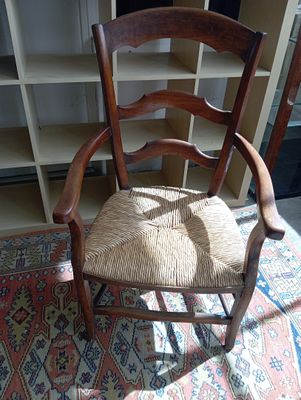 une chaise posée sur un tapis dans une pièce