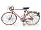 un vélo rouge avec un panier à l'arrière