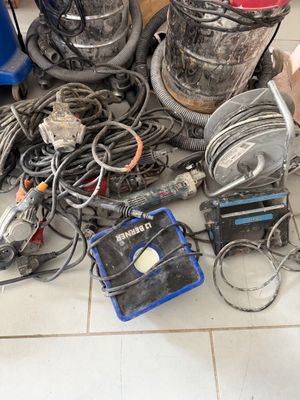un tas d'appareils électriques par terre dans une pièce
