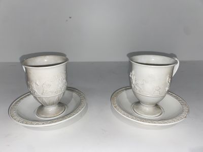 deux tasses et soucoupes posées sur une table blanche