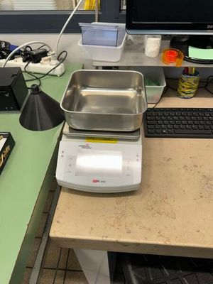une balance sur laquelle est posé un bol, posée sur un bureau