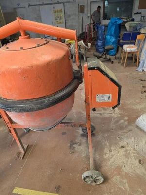 une bétonnière orange garée dans un garage