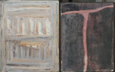 trois tableaux de couleurs et de formes différentes posés sur une table