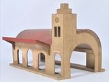 une petite maquette d'église au toit rouge