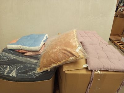 une pile de cartons sur laquelle est posé un oreiller