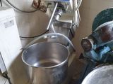 une photo d'une cuisine avec un mixeur et un saladier