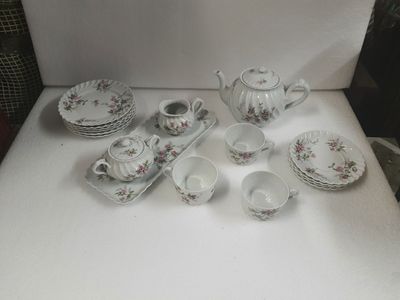 Ensemble de deux services en porcelaine blanche à motifs flo…