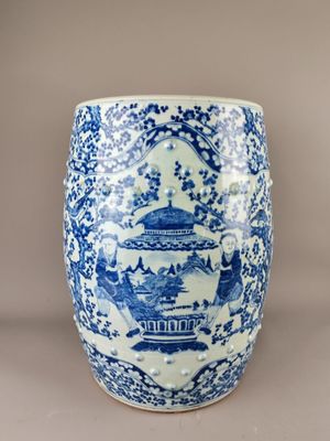 un gros plan d'un vase bleu et blanc posé sur une table