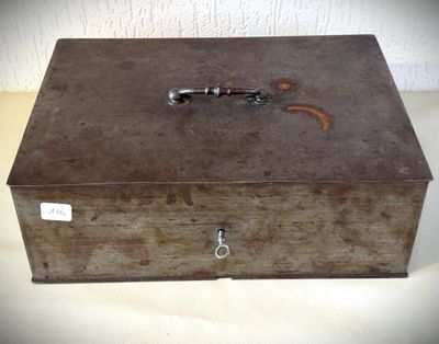 une vieille boîte en bois munie d'un cadenas
