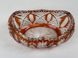 un petit bol en verre orné d'un motif floral