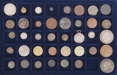 un assortiment de pièces de monnaie dans une vitrine bleue posée sur une table