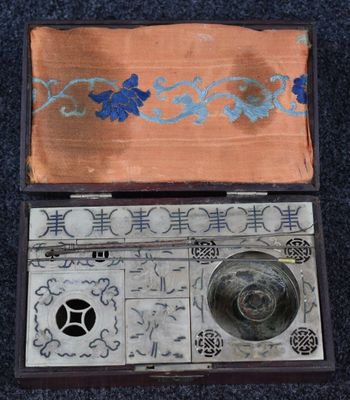 une petite boîte en argent ornée d'un motif