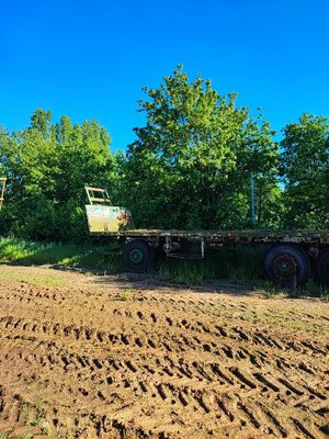un camion garé sur le bord d'un chemin de terre