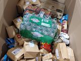 une boîte en carton remplie de beaucoup de nourriture et d'autres objets