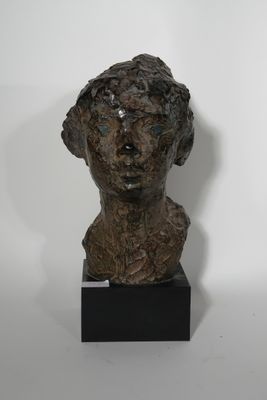 buste en bronze représentant un jeune homme, posé sur un socle noir