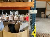 une boîte en carton au milieu d'une palette remplie de boîtes