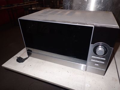 un micro-ondes posé sur un comptoir