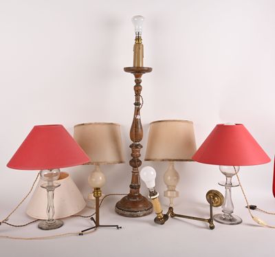 un grand nombre de lampes posées sur une table