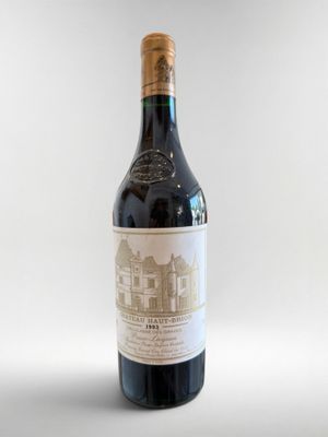 la bouteille de vin rouge est posée sur une surface blanche