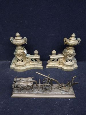 paire de figurines anciennes en laiton représentant des chevaux tirant une calèche