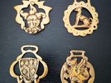 quatre breloques en or sur lesquelles figurent l'image d'un homme et d'une femme