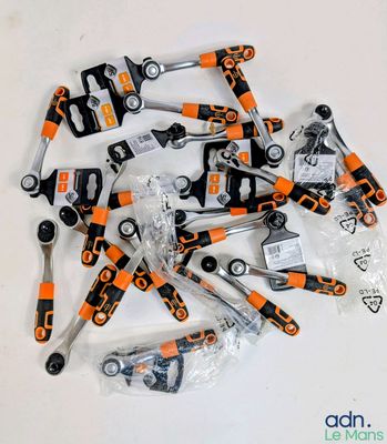 de nombreux outils à main orange et noirs posés sur une table blanche
