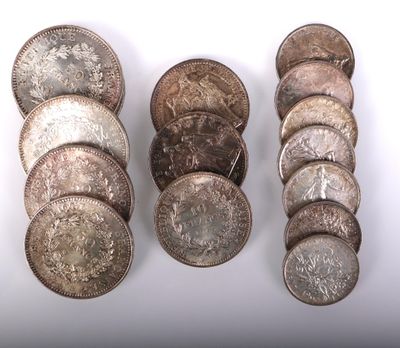 plusieurs types de pièces de monnaie sont présentés sur une surface blanche