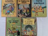 six livres pour enfants sont alignés sur une surface blanche