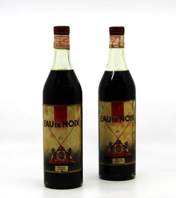 deux bouteilles de vin posées l'une à côté de l'autre sur une surface blanche