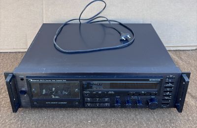 un gros plan d'un lecteur CD sur lequel est posé un câble