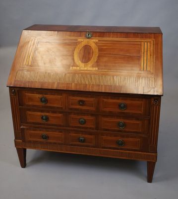 un bureau en bois avec des tiroirs et des tiroirs sur le dessus