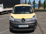 une petite voiture jaune et noire garée sur un parking