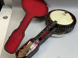 une guitare et un banjo dans un étui posé sur une table