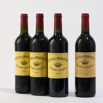 trois bouteilles de vin rouge sont posées les unes à côté des autres sur une surface blanche