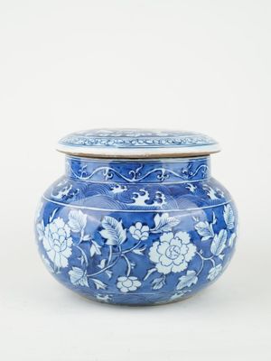 pot en porcelaine bleue et blanche orné d'un motif floral