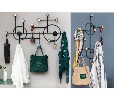 deux photos d'un porte-manteau mural avec des parapluies et des sacs