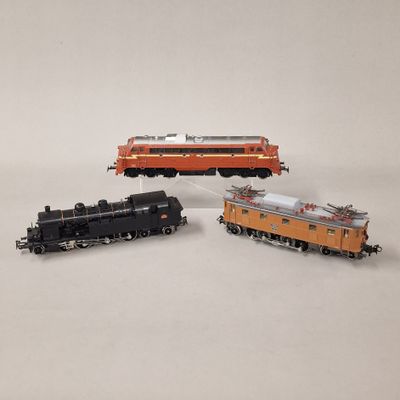 trois petits trains posés sur une surface blanche
