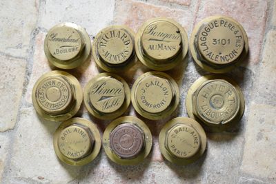 un grand nombre de vieilles bouteilles en laiton posées sur le sol