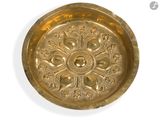 une assiette en or ornée d'un motif floral