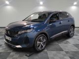 le 4x4 bleu est garé sur le sol en damier d'un garage
