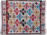 un tapis multicolore sur fond blanc
